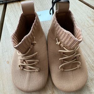 NWT stay-on baby Hart’s Booties, unisex
